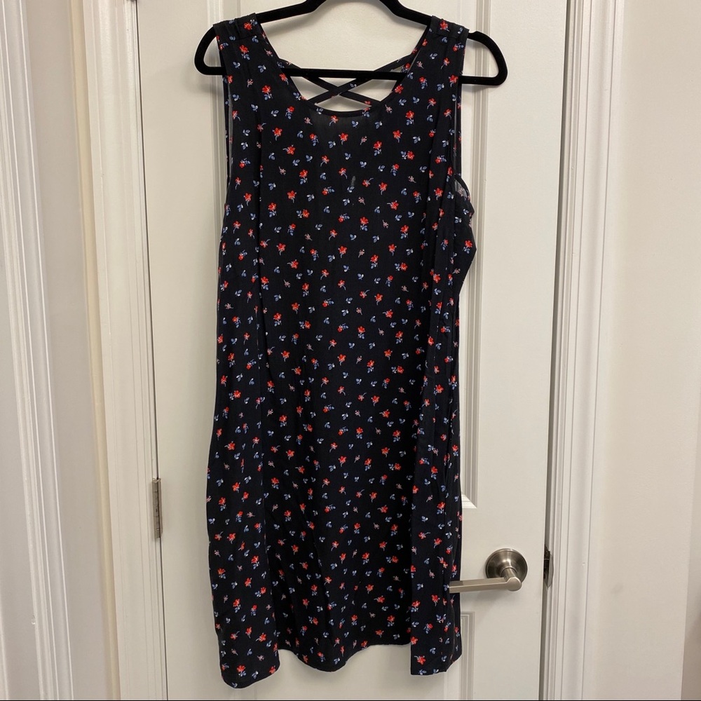 Sleeveless flowered dress with pockets